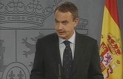 Zapatero bromea con la silla en la cumbre | Ver