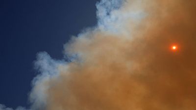 Columna de humo producida por el gran incendio que se mantiene activo en la Comunidad de Madrid. Columna de humo producida por el gran incendio que se mantiene activo en la Comunidad de Madrid.
