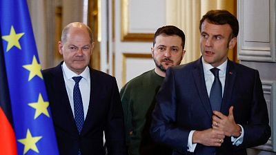 Zelenski pide a Francia y a Alemania la entrega de aviones de combate y armamento pesado durante su visita a París