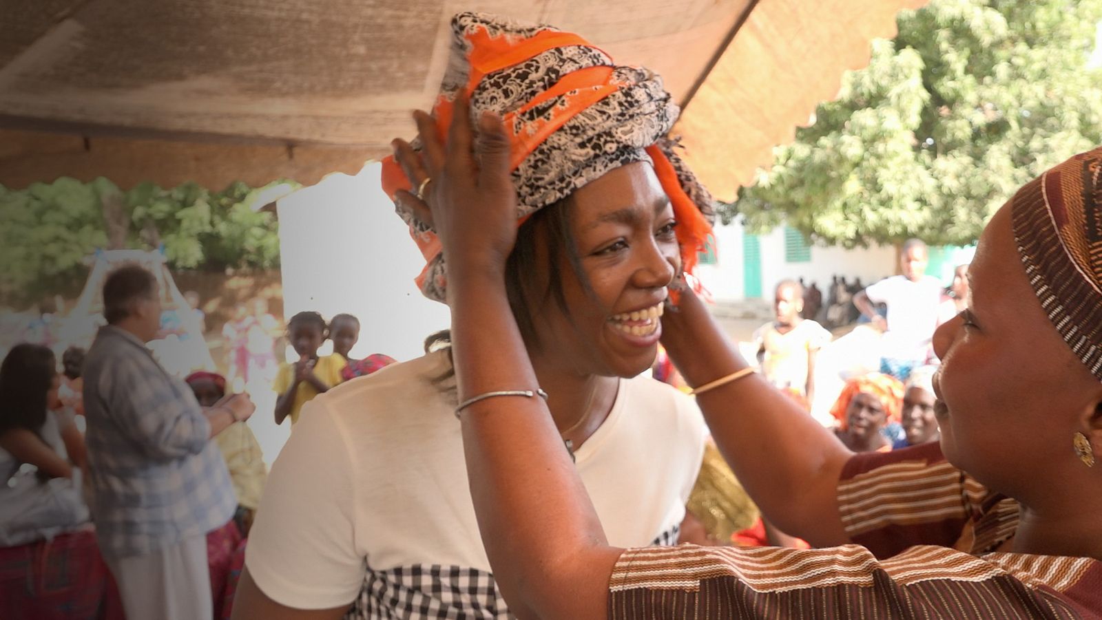 Tribus viajeras - Las chicas de oro en Benidorm - ver ahora
