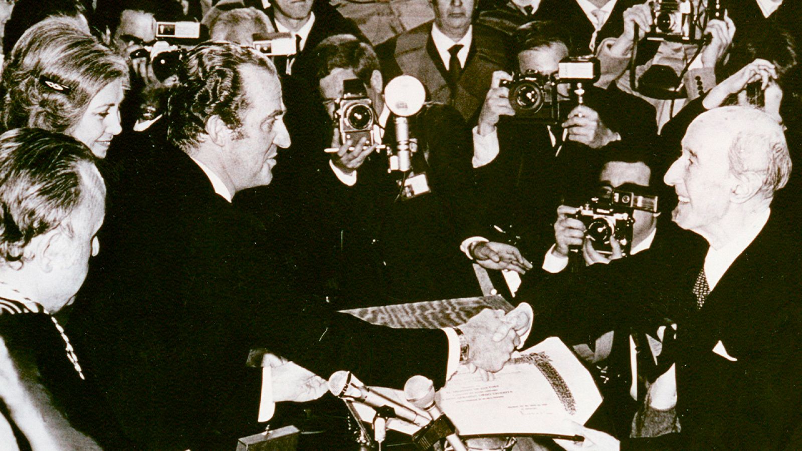 Premio Cervantes 2022 - Rafael Cadenas - ver ahora