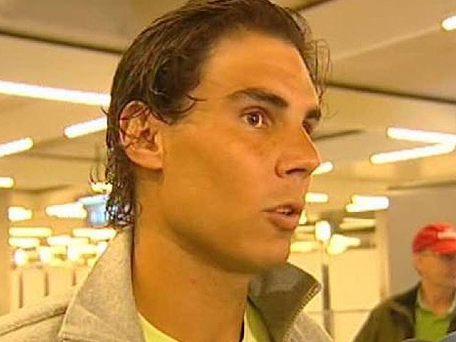 Rafa Nadal ha regresado a España después de su participación en el Abierto de Australia y ha asegurado a su llegada que la rotura de fibras que sufre es leve y que estará recuperado en apenas dos semanas.