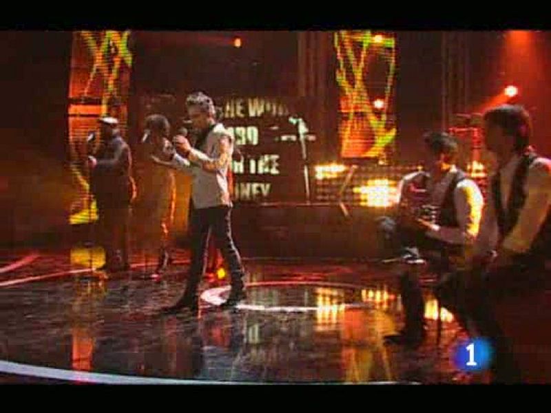 El cantante Pitingo ha estado en la primera gala de Destino Eurovisión cantando un tema titulado 'She works hard for the money', en español, 'Ella lucha por su dinero'.