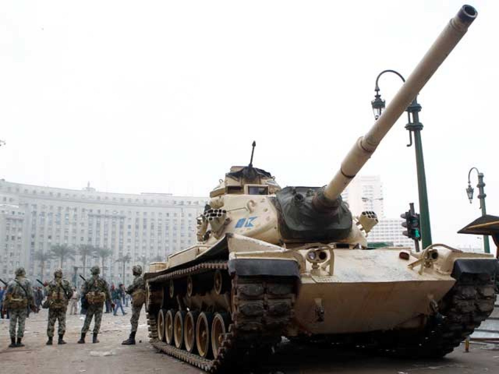 Miles de egipcios van al centro de El Cairo en claro desafío a toque de queda