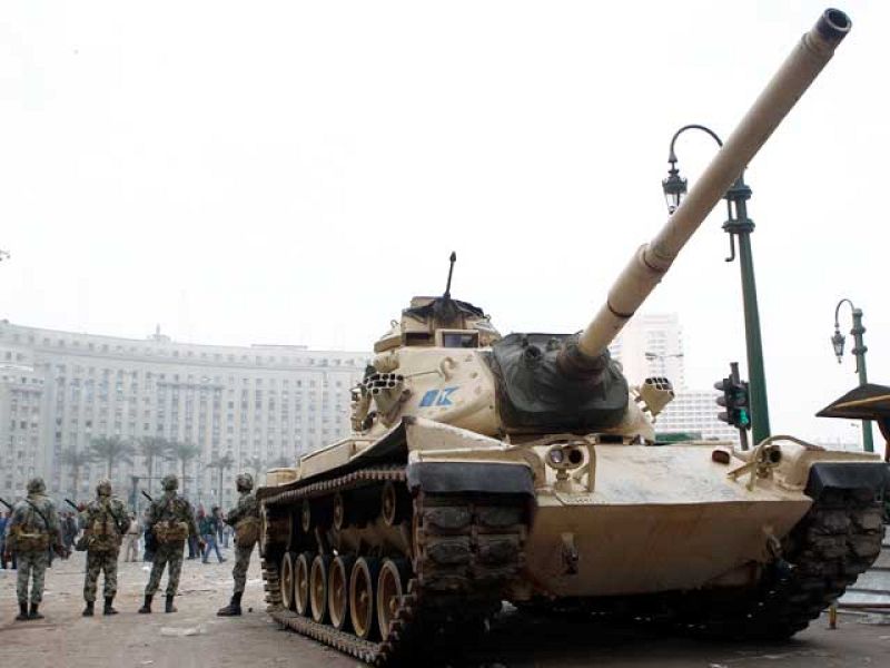 Miles de egipcios van al centro de El Cairo en claro desafío a toque de queda