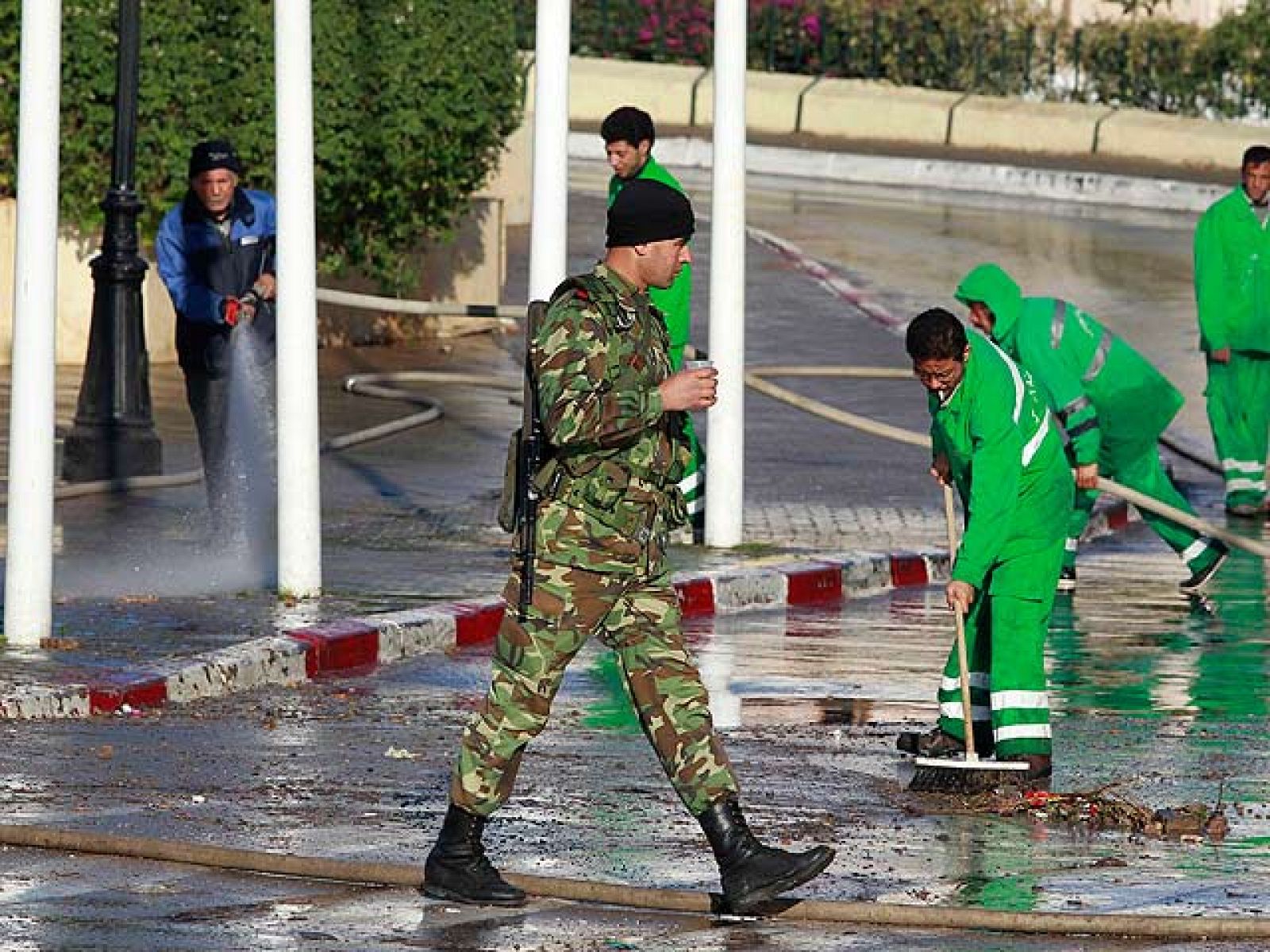 En Túnez, las fuerzas de seguridad han tomado de nuevo el control de la plaza del Gobierno,