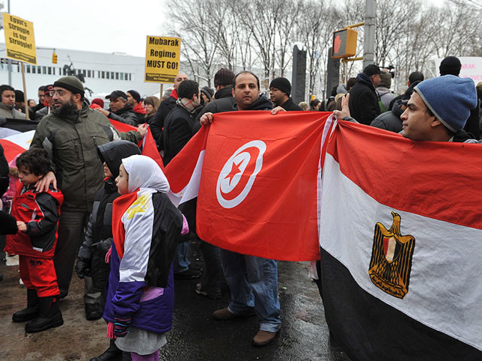 Los egipcios formas grupos de vigilancia para defender sus hogares ante el saqueo