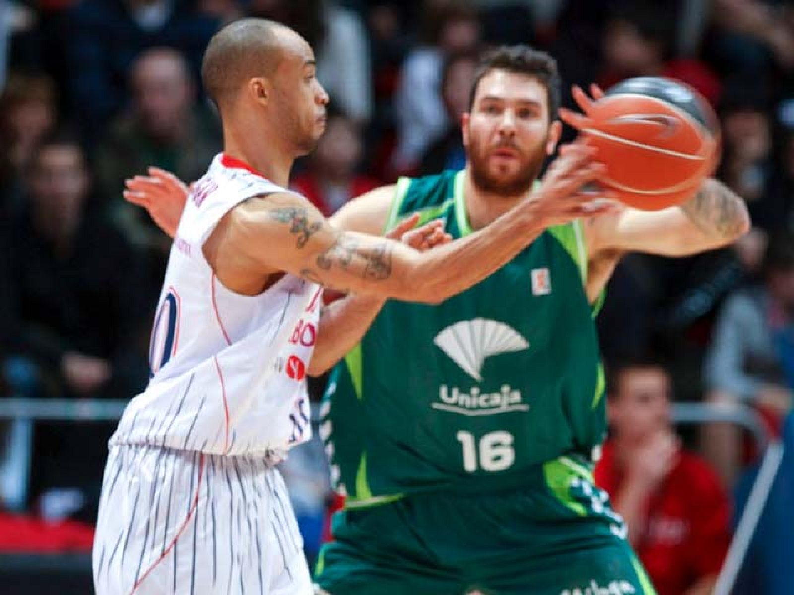 El Caja Laboral se ha impuesto al Unicaja Málaga (76-74) en un partido muy igualado que se ha decidido en el último segundo gracias a una canasta sobre la bocina de Marcelinho Huertas, que mantiene cuartos al equipo de Dusko Ivanovic.