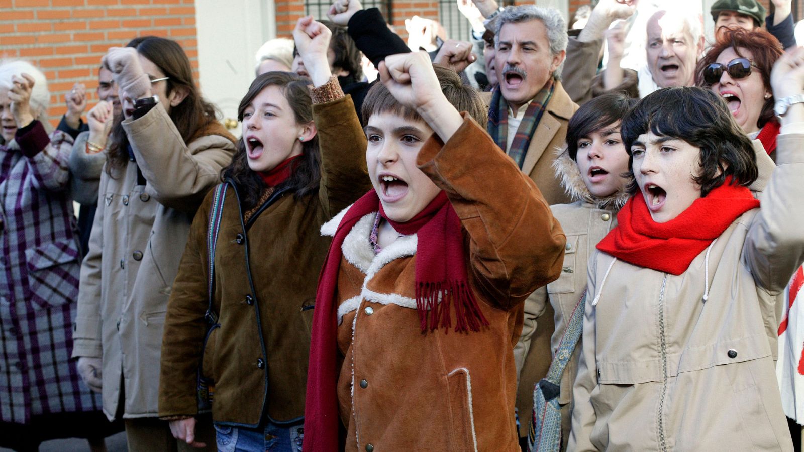 Cuéntame cómo pasó - T9 - Episodio 16: A la calle, que ya es hora - Ver ahora