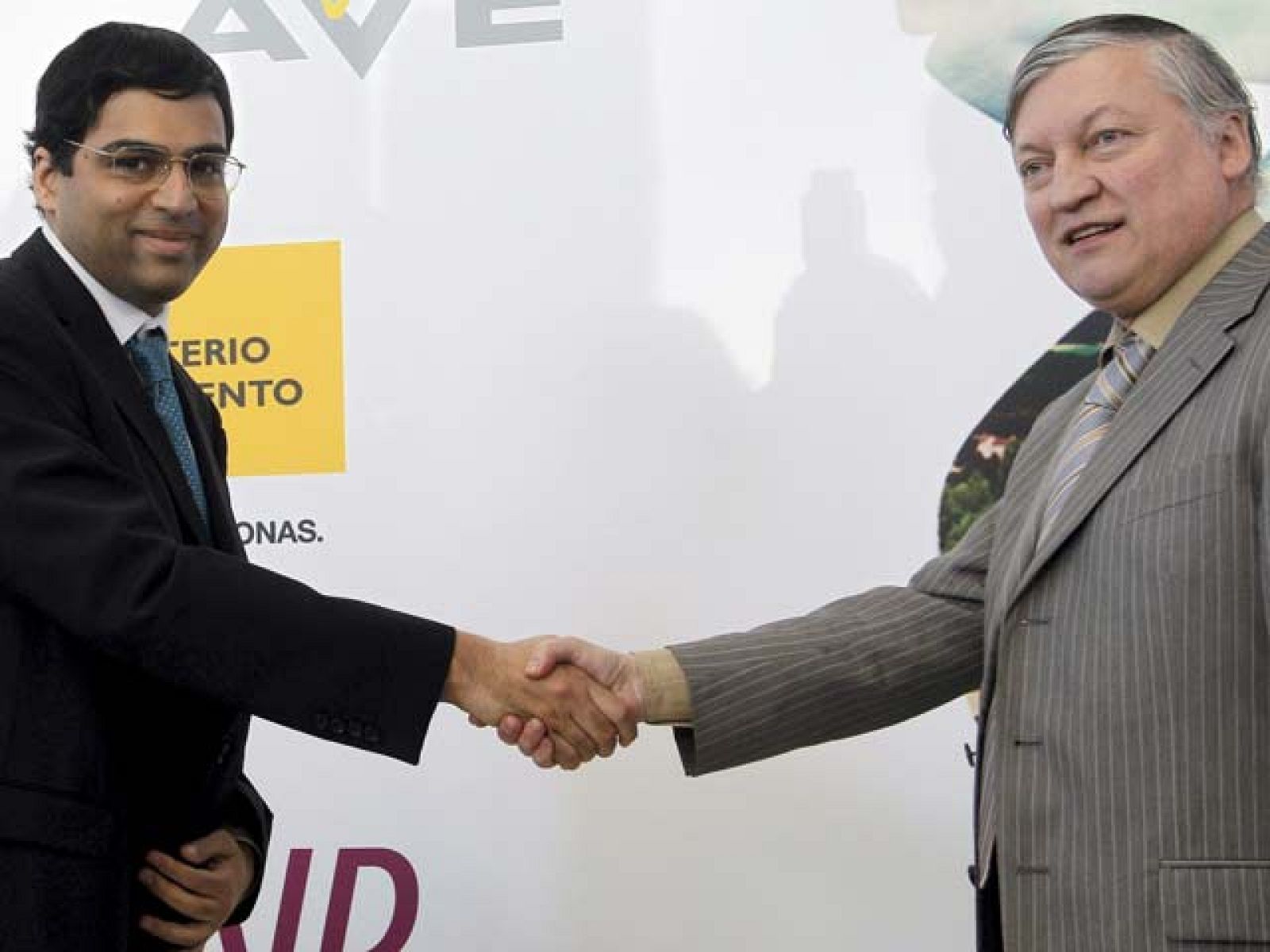Viswanathan Anand, actual campeón mundial de ajedrez, y Anatoli Karpov, ex campeón mundial, firmaron tablas en las dos partidas de exhibición que disputaron en las estaciones de Atocha en Madrid y Joaquín Sorolla de Valencia, dentro de la campaña de