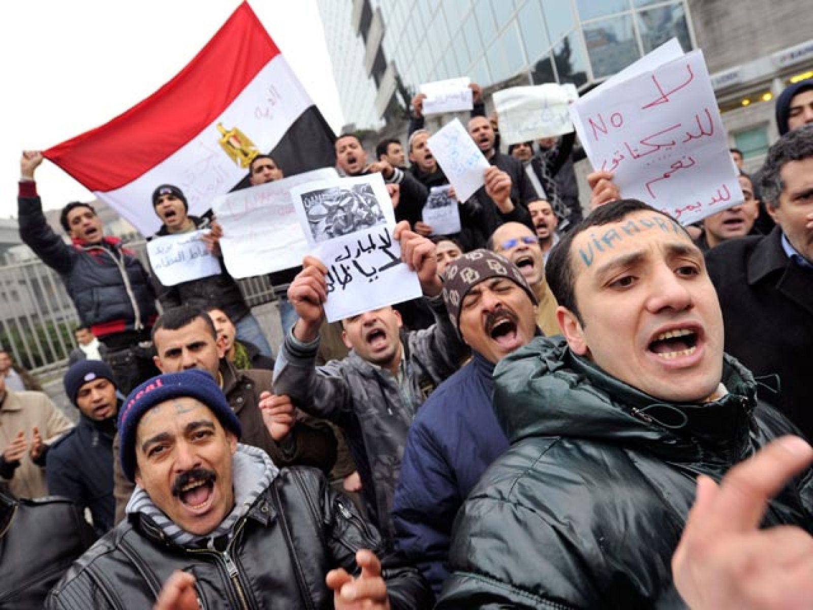 Telediario 2 en cuatro minutos - 01/02/11 | Ver