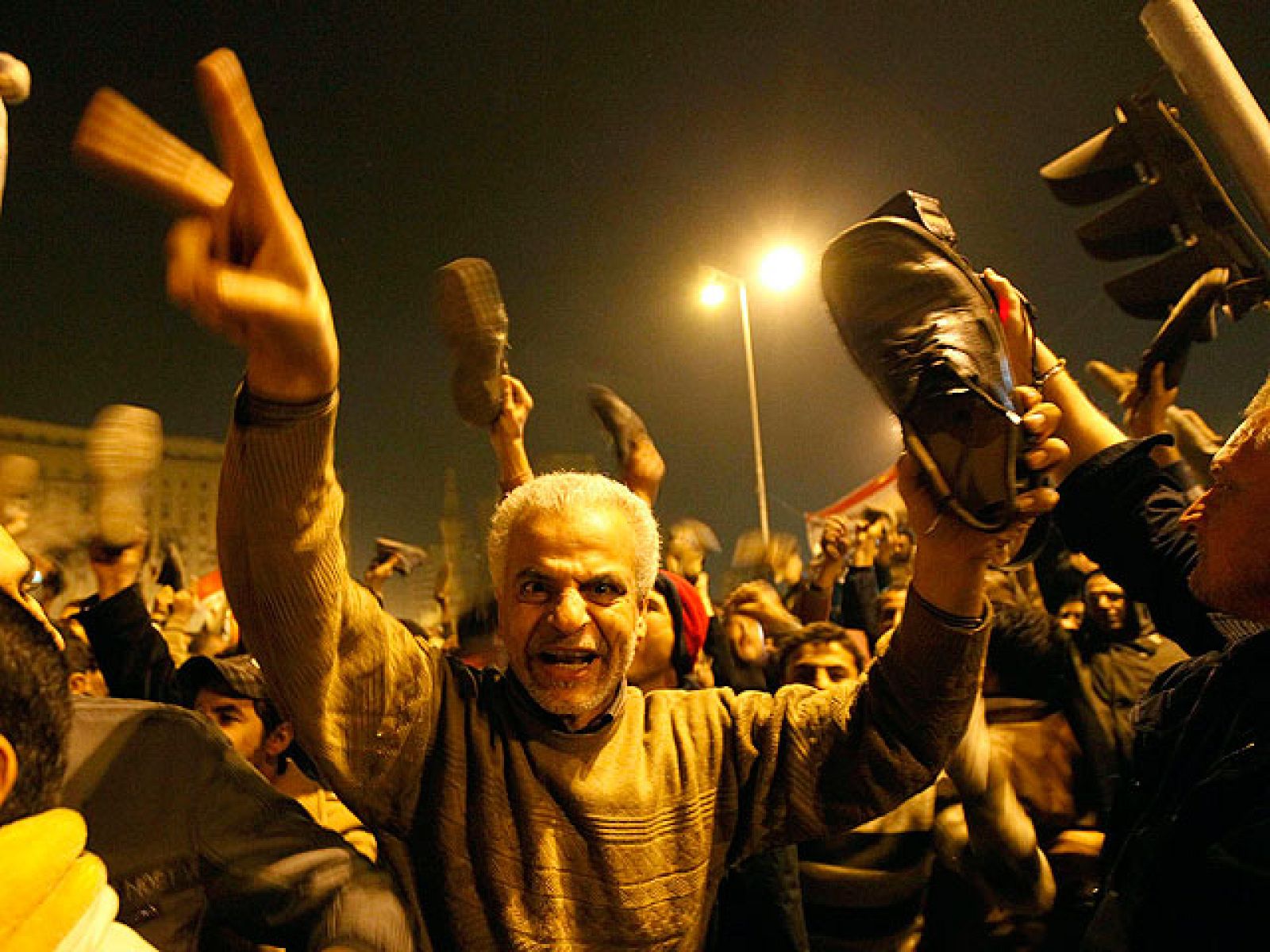 Los manifestantes reaccionan con indignación ante el discurso de Mubarak | Ver