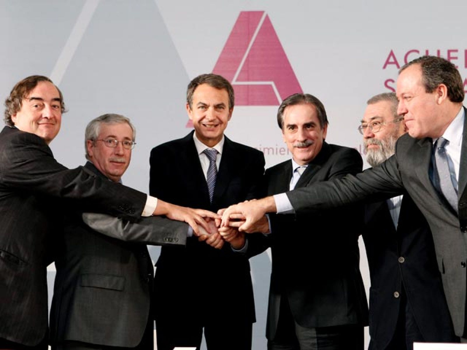 Zapatero cree que el acuerdo social impulsará el empleo y el crecimiento | Ver