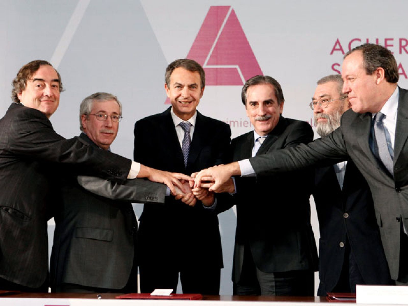 El Gobierno y los agente sociales han firmado en La Moncloa el pacto social y económico