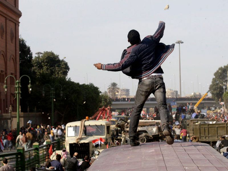 Violentos enfrentamientos en El Cairo entre partidarios y detractores de Mubarak | Ver