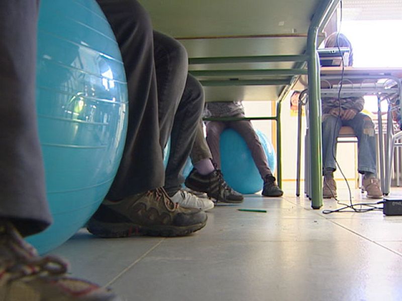 En un colegio de Lleida cambian las sillas por pelotas de gimnasia | Ver