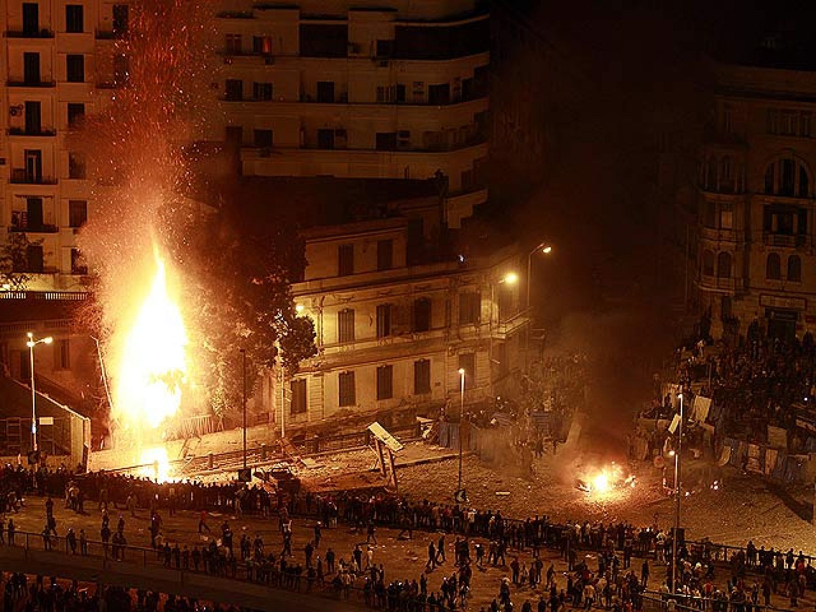 Opositores y defensores de Mubarak se han enfrentado esta noche en la Plaza de la Liberación del Cairo. En las últimas horas se han confirmado al menos 3 muertos y el ejército no ha intervenido.