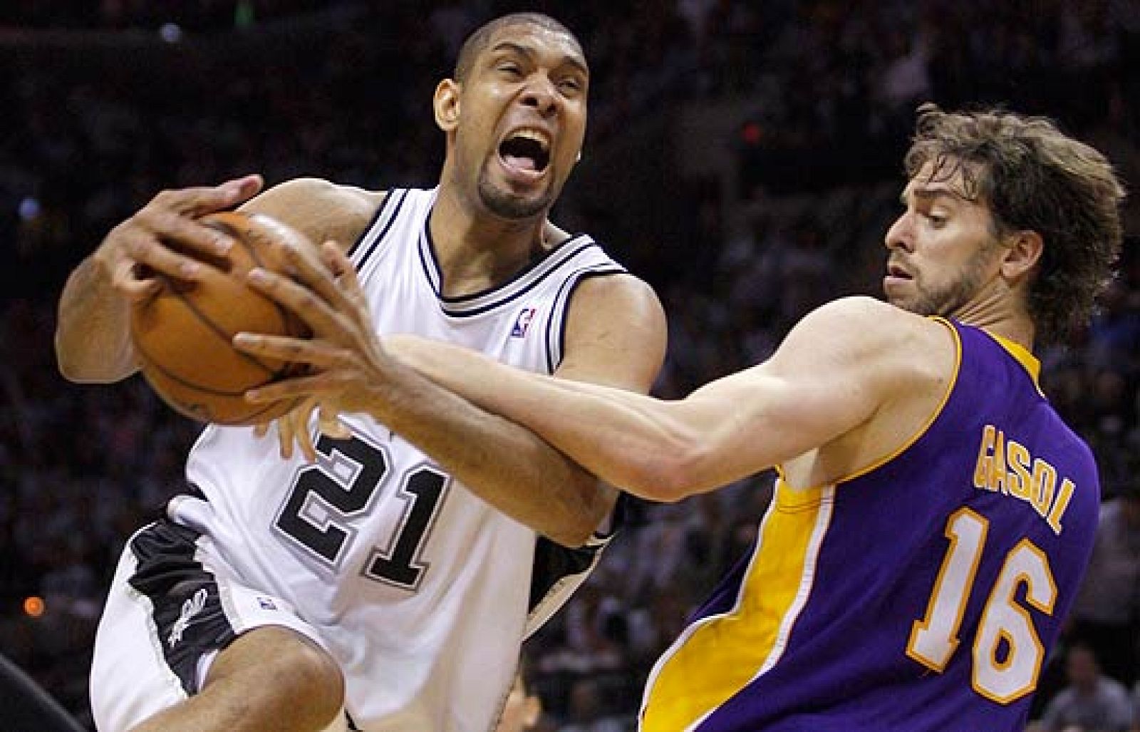 Los Spurs acortan distancia en la eliminatoria ante los Lakers, que la dominan por 2-1.
