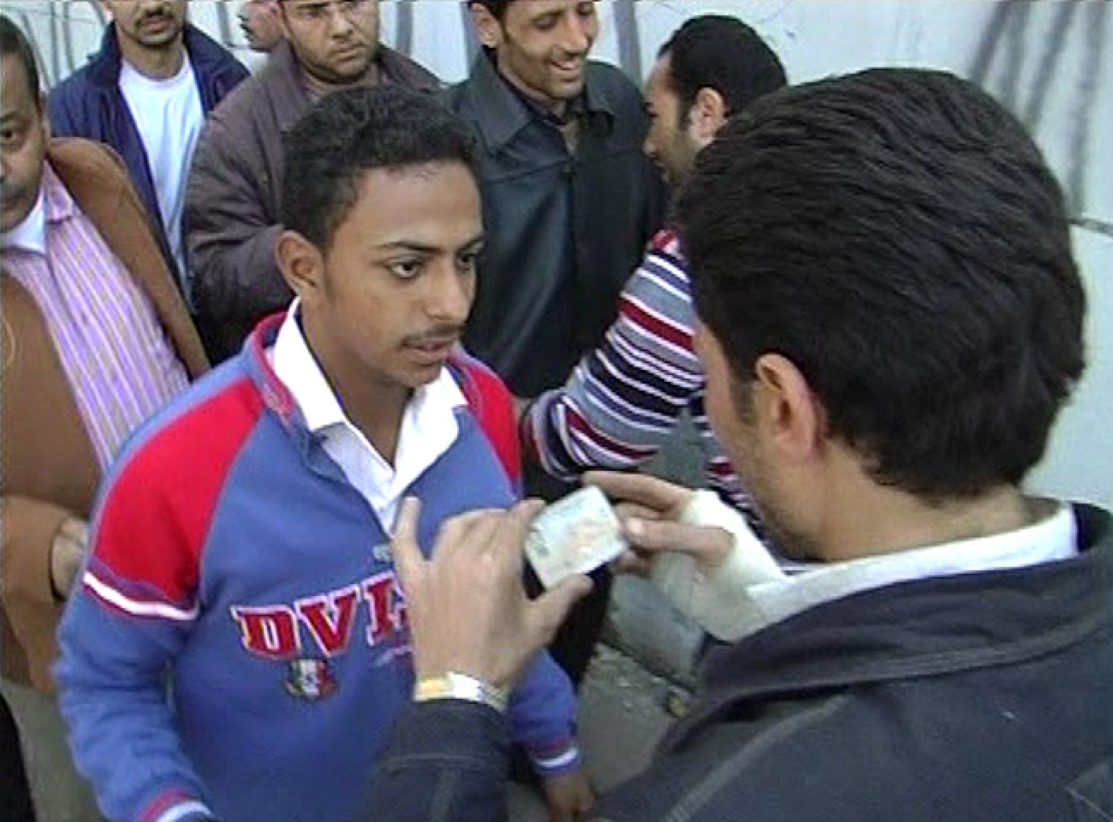Líneas defensivas de ciudadanos en la plaza Tahrir de El Cairo