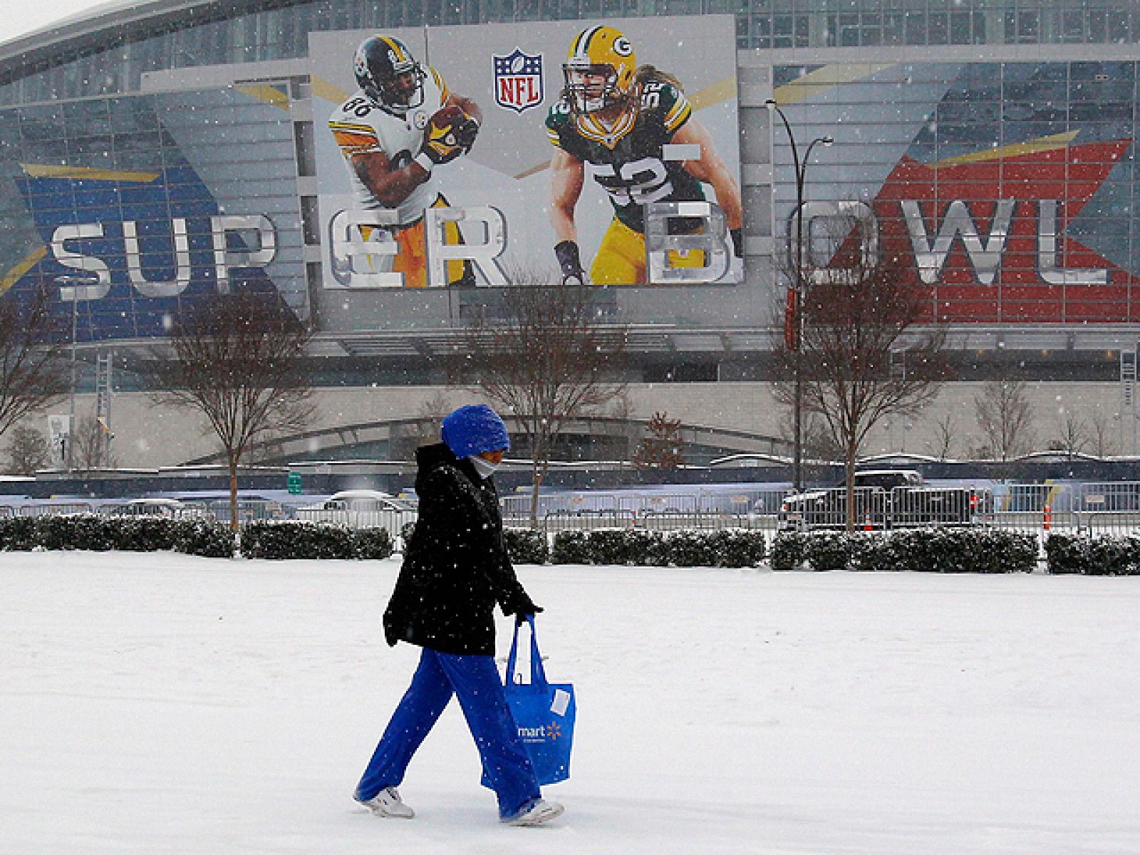 Al menos siete personas han resultado heridas hoy, una de ellas en estado crítico, tras caer hielo del techo del estadio de los Dallas Cowboys, donde el domingo se disputará la final del Super Bowl de fútbol americano. La final de la Liga de Fútbol A