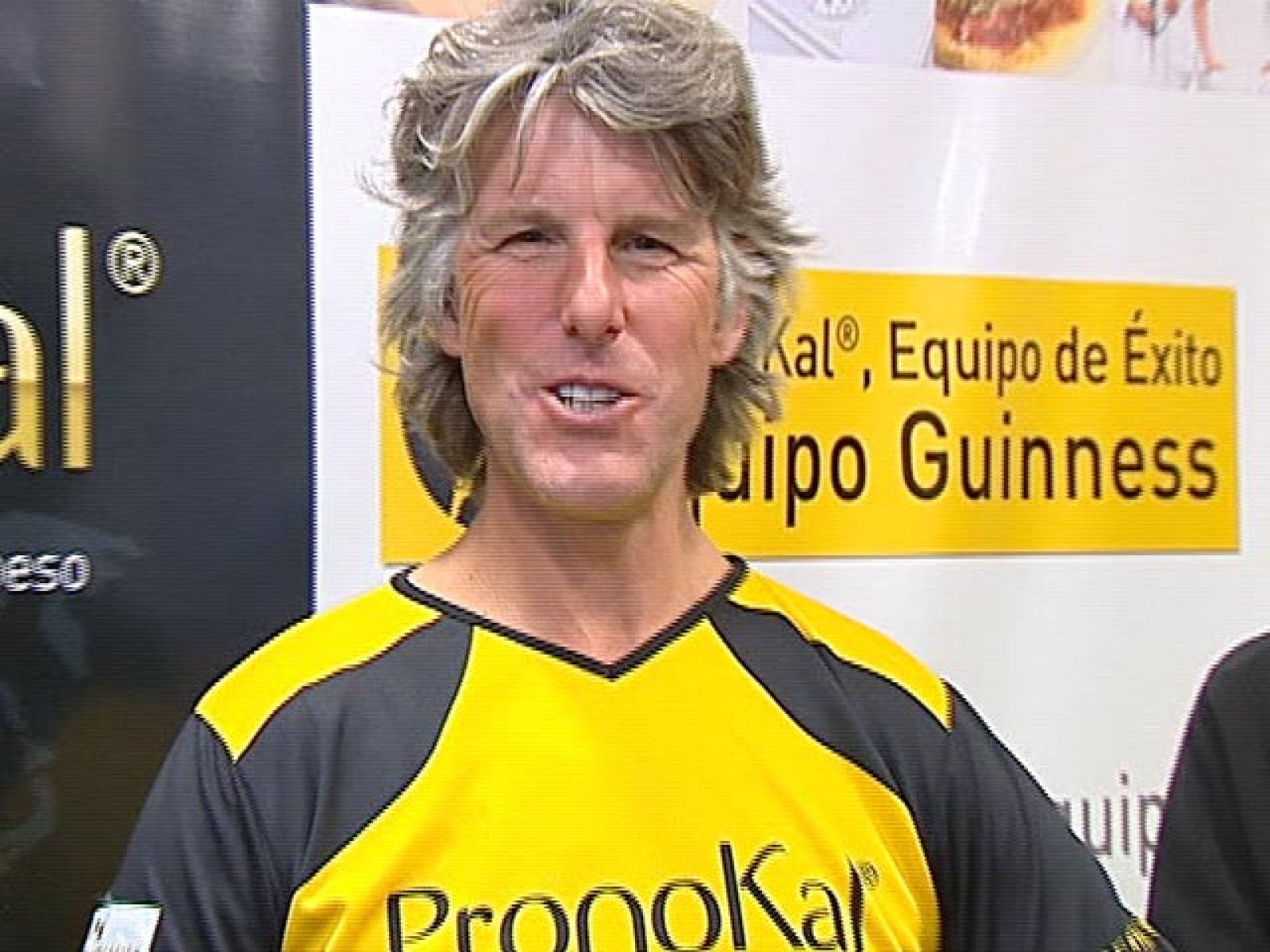 Este atleta que ya peina canas acaba de entrar en el libro guiness de los records por ser el primero que disputa 365 maratones en un año, uno al día. Se llama Stefan Engels, es belga y a sus 49 años se ha convertido en todo un marathon man. Su record