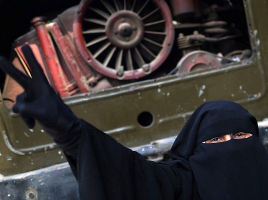  - Colas a las puertas de los bancos