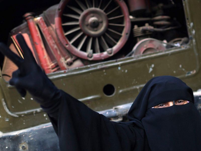 Largas colas a las puertas de los bancos en Egipto