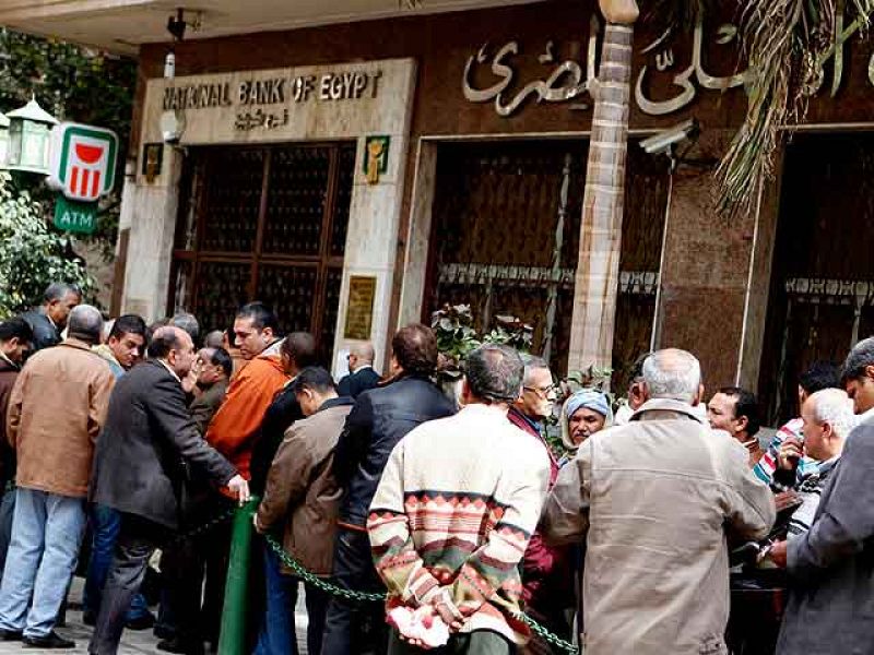 Largas colas se formaron en El Cairo a las puertas de los bancos que han reabierto después de haber permanecido cerrados desde el pasado 27 de enero.
