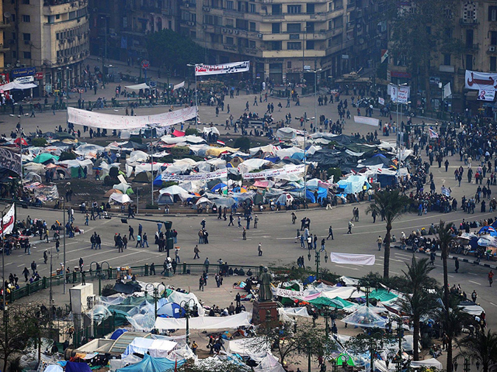 Los egipcios siguen en la calle pese al inicio de las negociaciones con el régimen | Ver