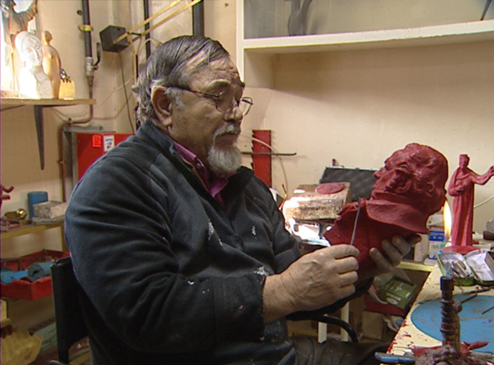 José Luis Fernández es un artista asturiano que lleva 23 años esculpiendo la estatuilla de los Goya