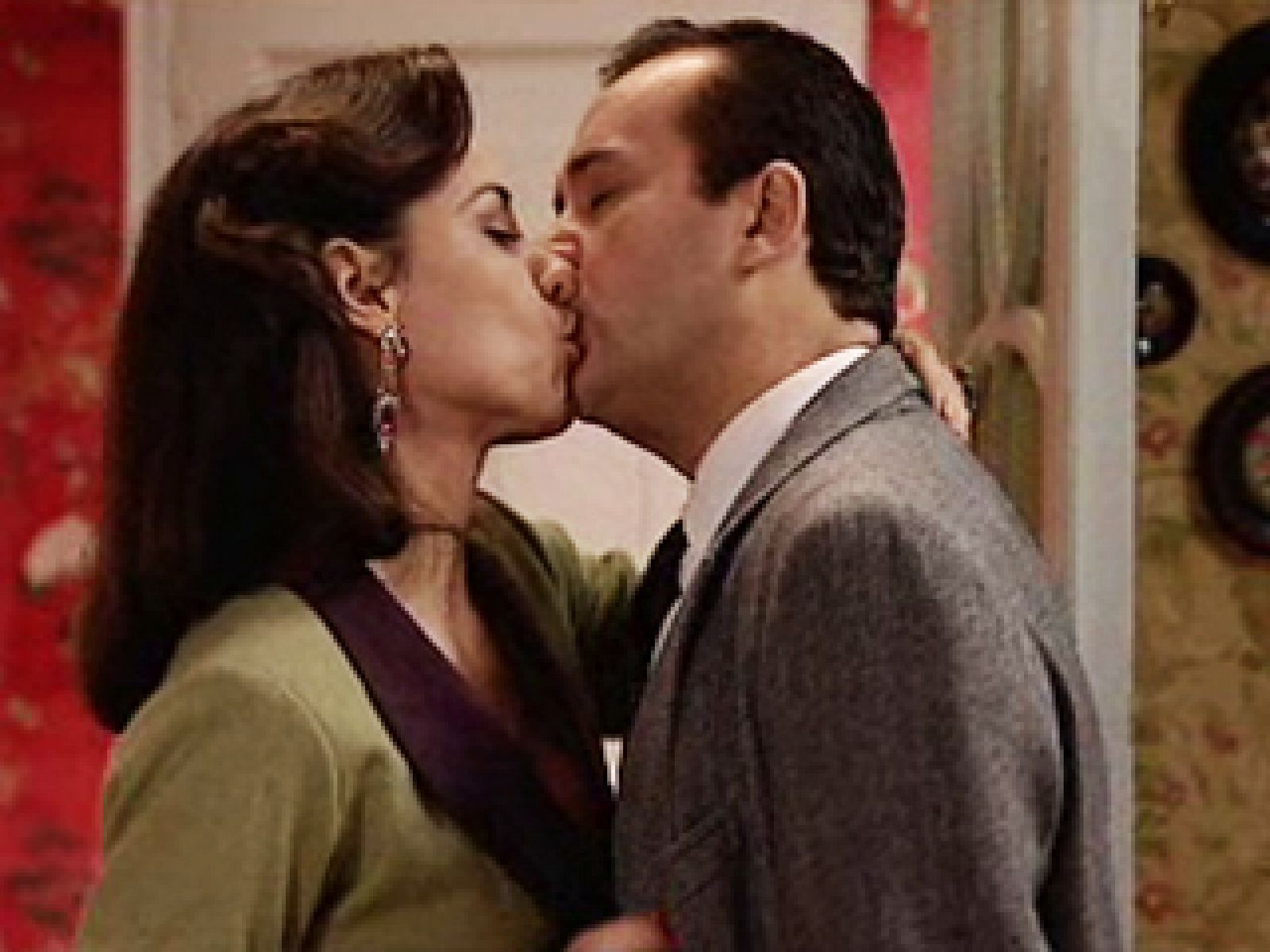 Amar - Andrés vuelve a los brazos de Adelina