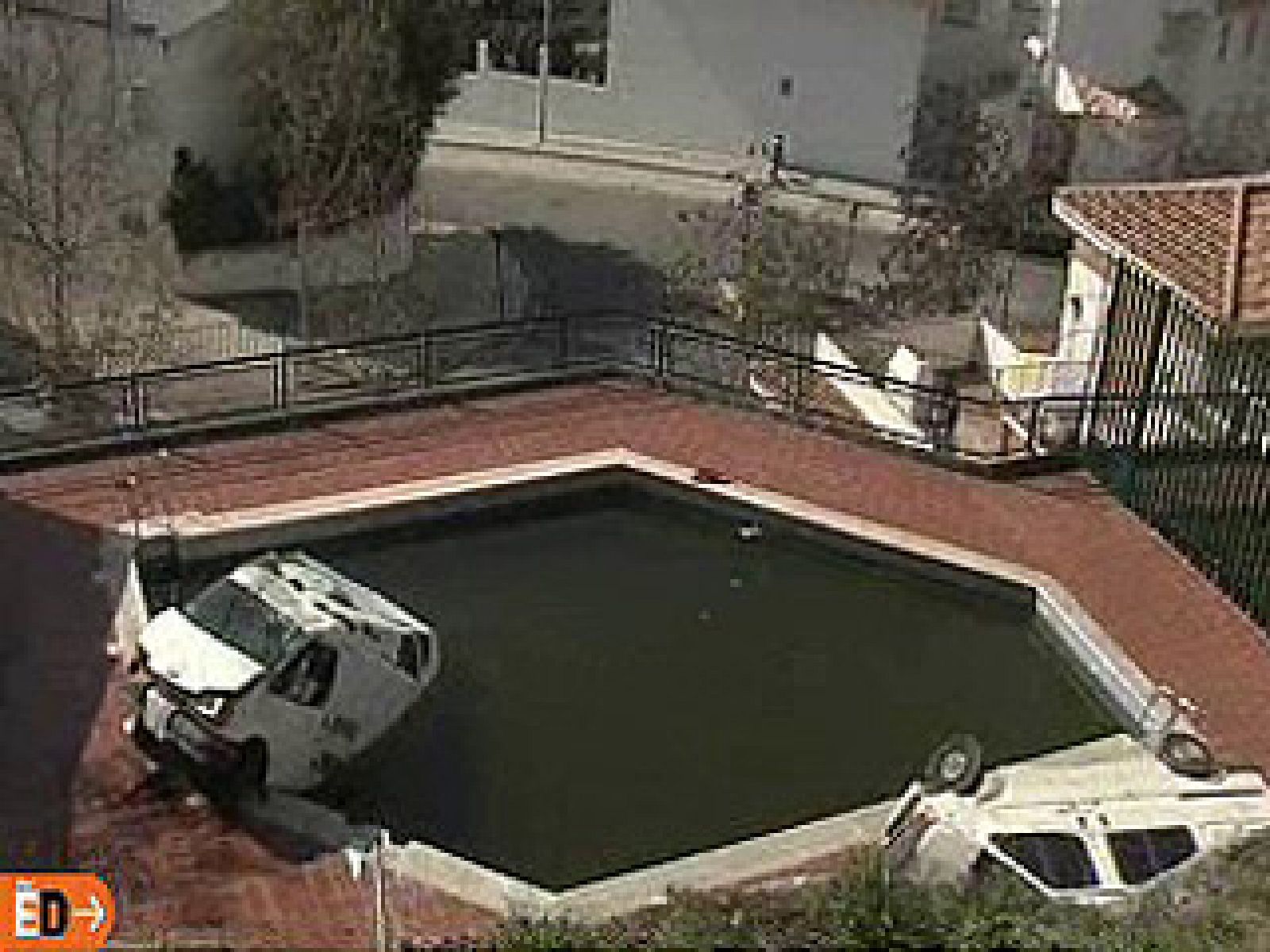 España Directo - Dos furgonetas en la piscina