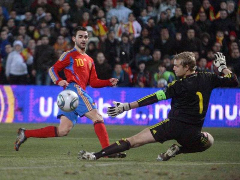 La selección española sub 21 se impuso en un amistoso a la anfitriona del próximo europeo. Los de Luis Milla jugaron buena parte del partido con 10 hombres