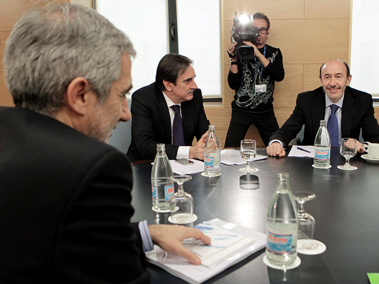 Rubalcaba: "No vamos a llorar porque Batasuna pida a ETA que deje la violencia" | Ver