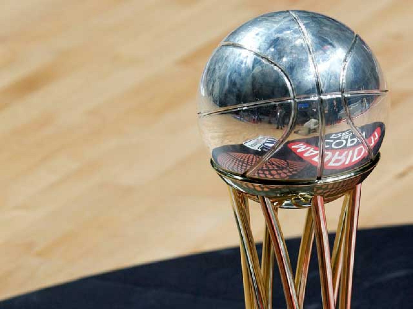 La Copa del Rey de baloncesto echa a andar con el choque entre dos de los equipos revelación de la temporada: Power Electronics Valencia y Blancos de Rueda Valladolid.