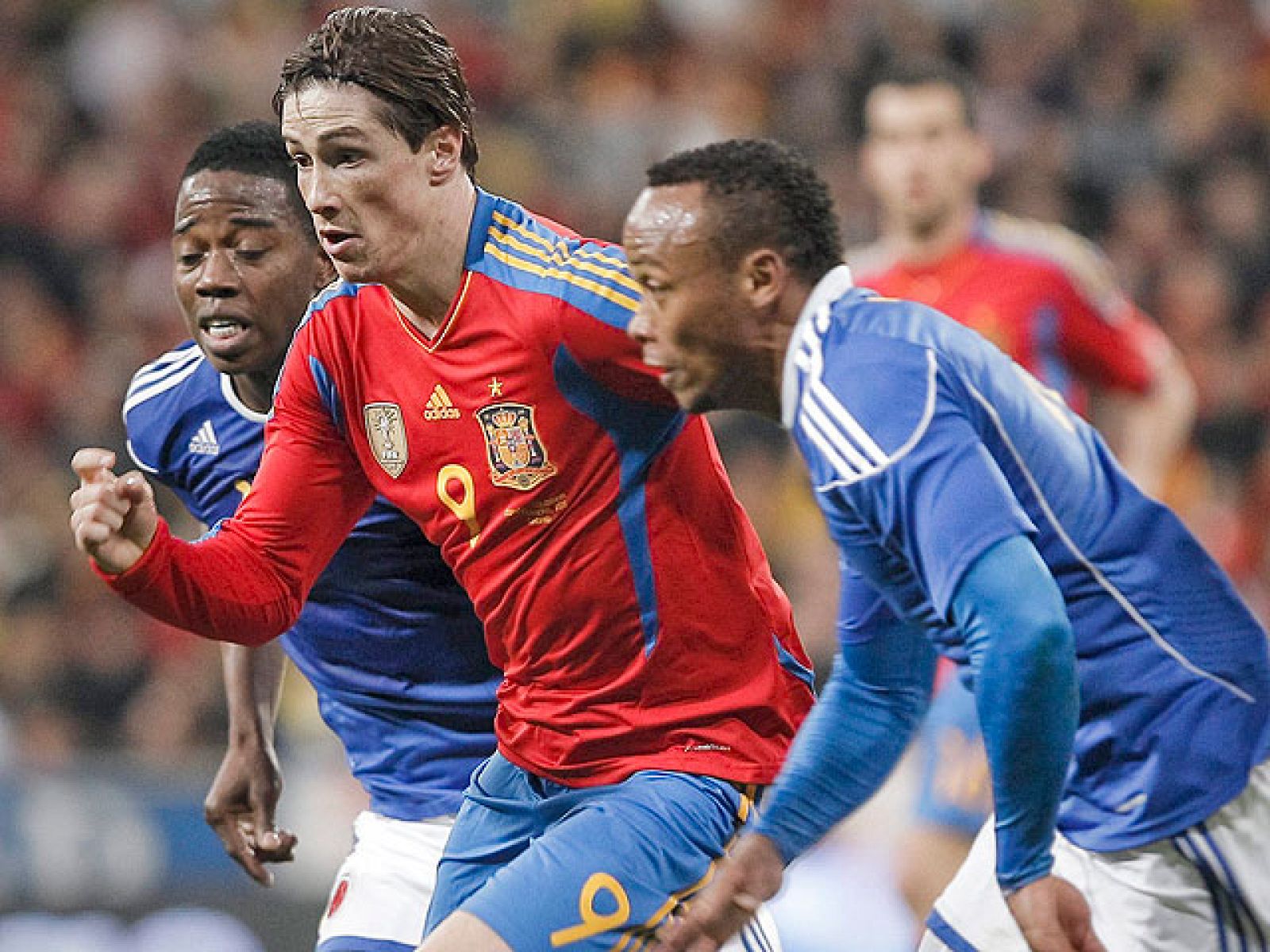 Un gol de David Silva dio la primera victoria de España en un amistoso desde el Mundial, en un partido intenso pero poco lucido para la Roja.