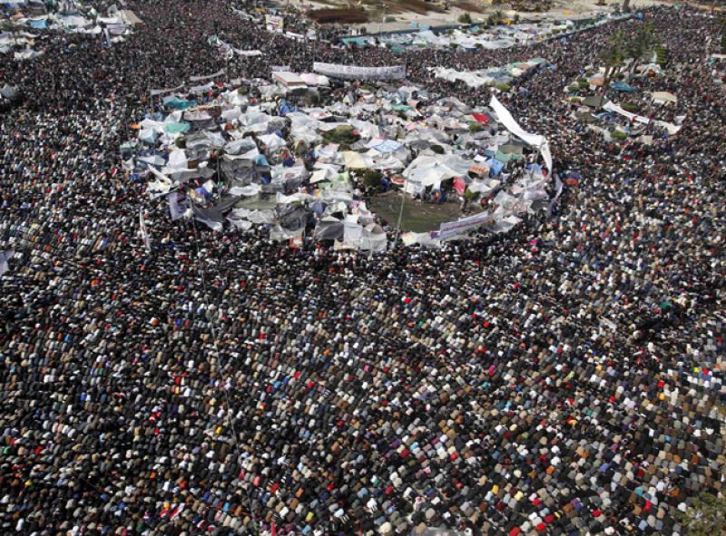 Una multitud se ha sumado a los manifestantes de la Plaza de la Liberación para el rezo del viernes