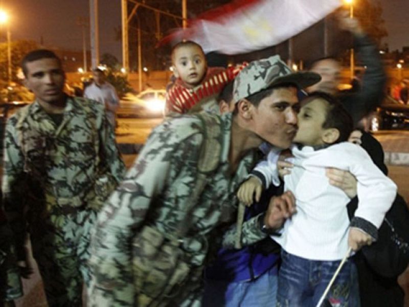 Los militares celebran la marcha de Mubarak