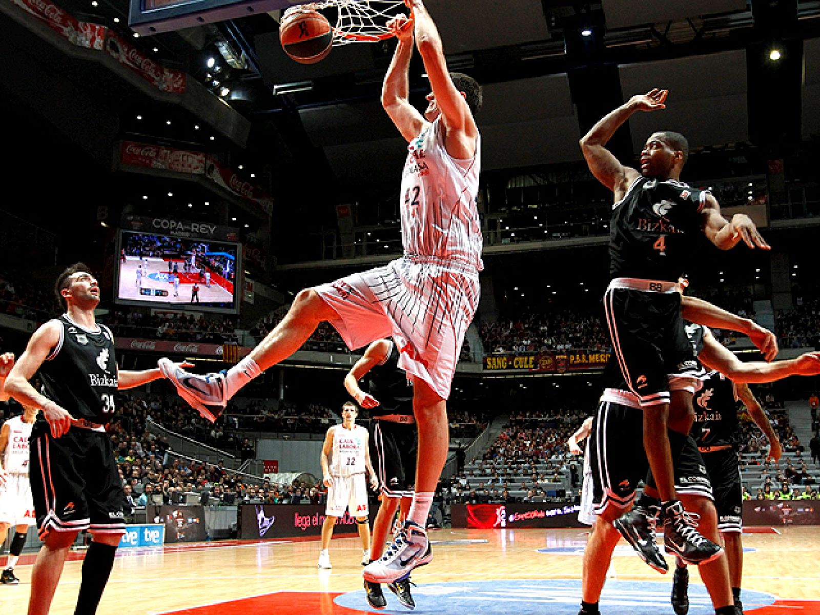 El Caja Laboral jugará las semifinales tras dejar en el camino al Bilbao Basket, que planteó un partido durísimo a los de Ivanovic, que se agarraron al descaro de Marcelinho Huertas en los minutos finales.