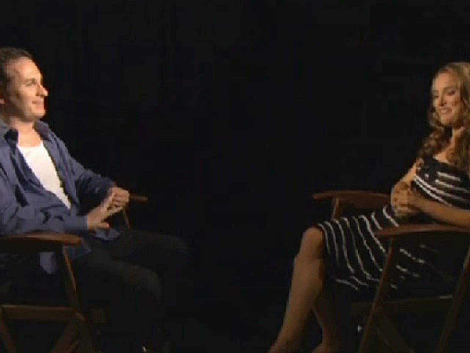 Os ofrecemos una divertida conversación, en exclusiva, entre Darren Aronofsky, director de 'Cisne negro' y la protagonista de la película, Natalie Portman, que anoche se alzó con el Bafta a la mejor actriz por su papel en esta película. Ambos conve