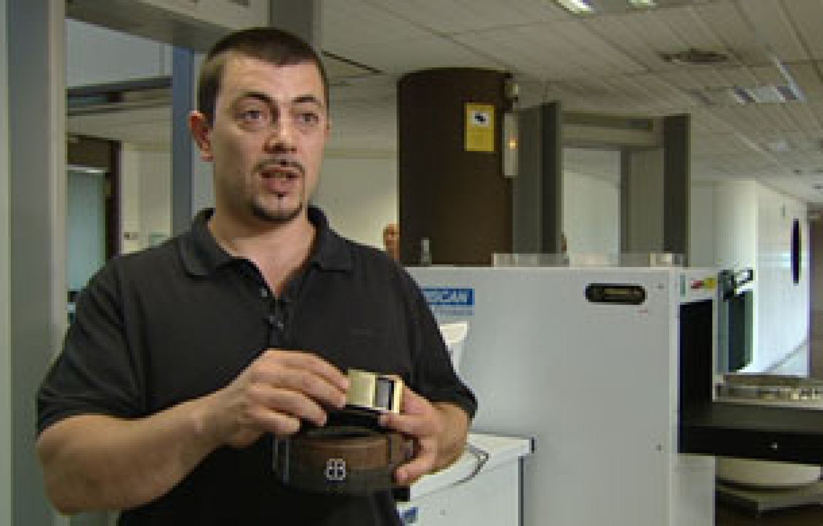 En "Fábrica de Ideas de TVE", vemos un nuevo invento, EASY-BUCKLE : una hebilla desmontable de cinturón que evita molestias en los controles de seguridad.