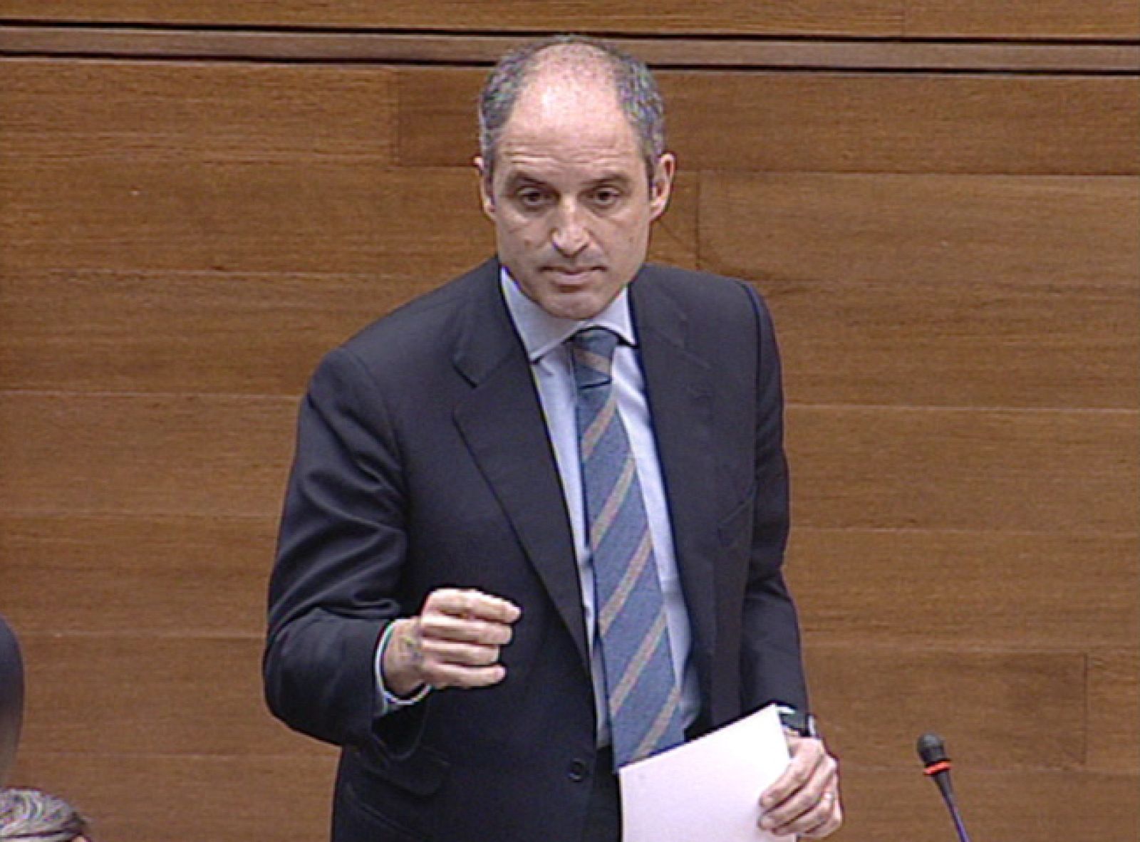 Cruce de acusaciones entre la oposición y el presidente Francisco Camps