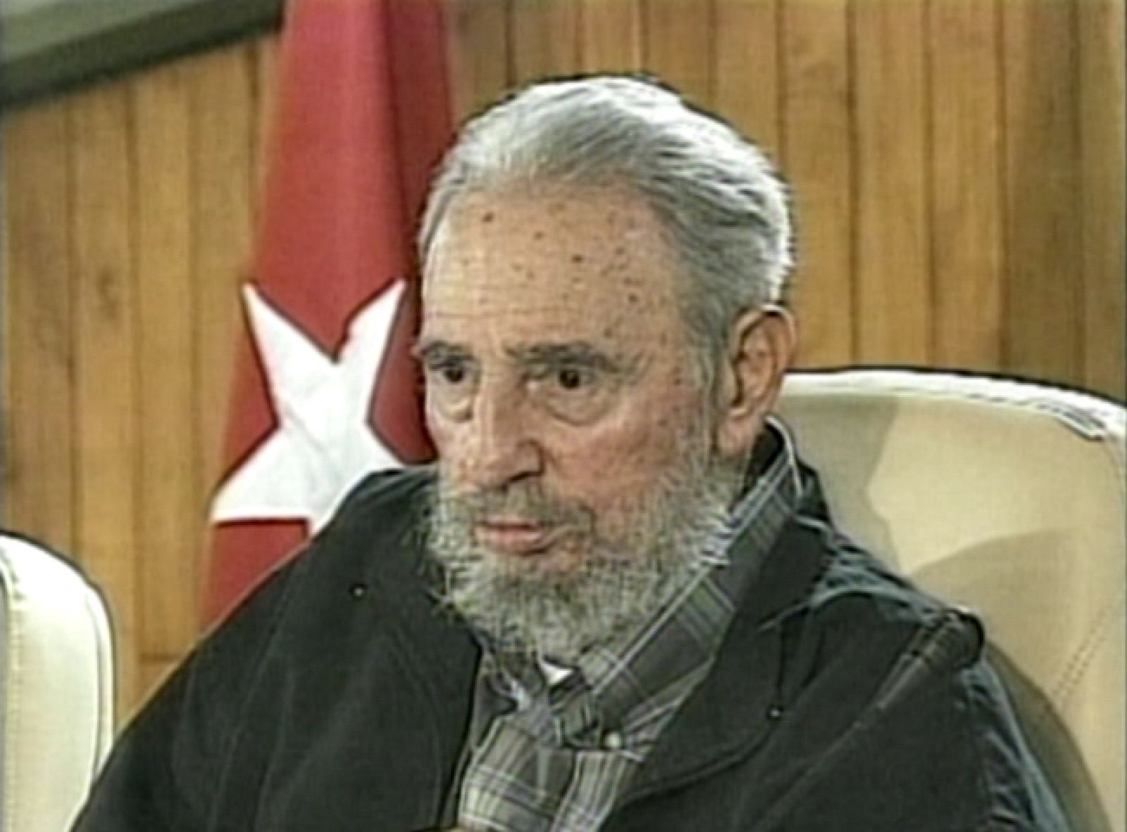 Fidel Castro defiende las reformas puestas en marcha por su hermano Raúl