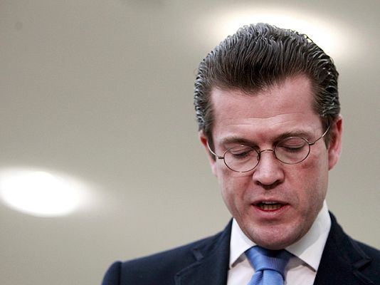  - El ministro de Defensa alemán niega haber plagiado en su tesis doctoral