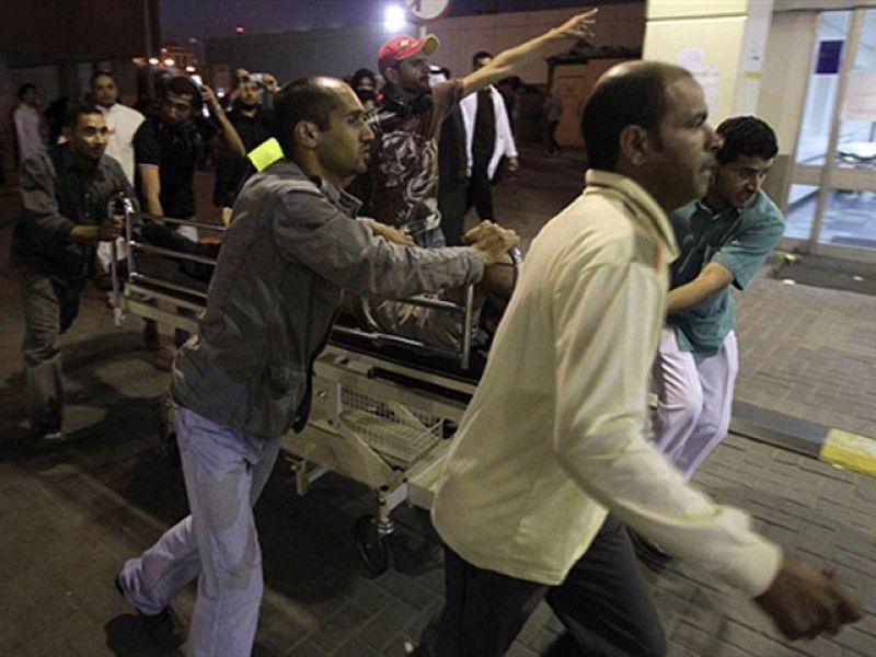 En Bahréin, una multitud ha despedido a los muertos ayer en el violento desalojo