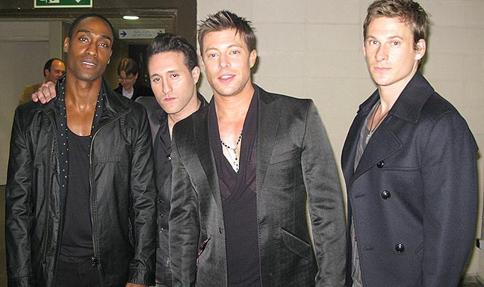 Los representantes británicos en Eurovisión 2011, Blue, han estado en Destino Eurovisión para interpretar su tema 'Breathe easy' .