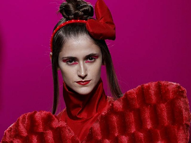 La diseñadora Ágatha Ruiz de la Prada ha sido la encargada de abrir la segunda jornada vespertina de la Cibeles Madrid Fashion Week 2011.