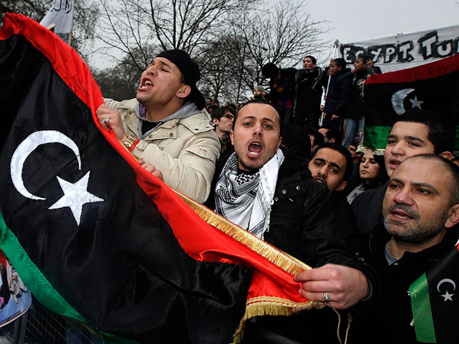 El hijo mayor de Gadafi advierte de una posible guerra civil | Ver