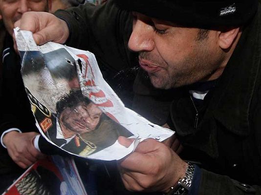  - Los opositores queman varios edificios gubernamentales en Libia