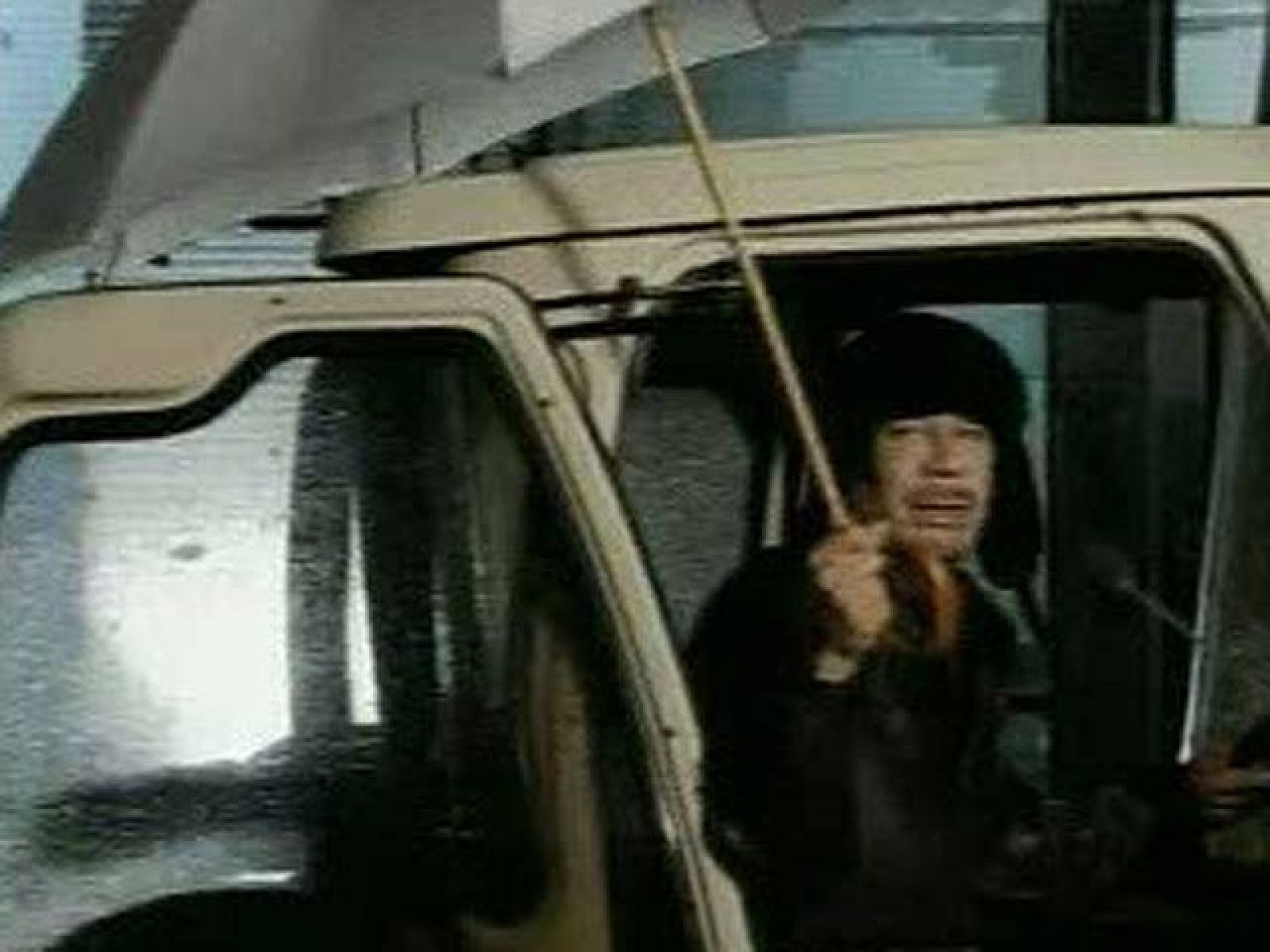 Gadafi aparece brevemente para decir que sigue en Libia | Ver